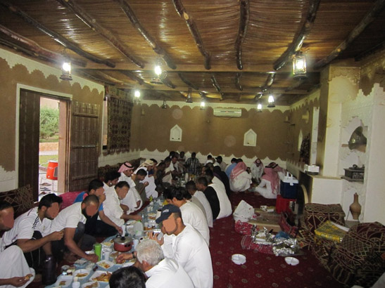الأسر تتشارك الإفطار مع أبنائها المنومين في مجمع الأمل بالرياض