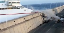 شاهد.. حادث مروع لسفينة على متنها 140 راكبًا تصطدم بجدار ميناء