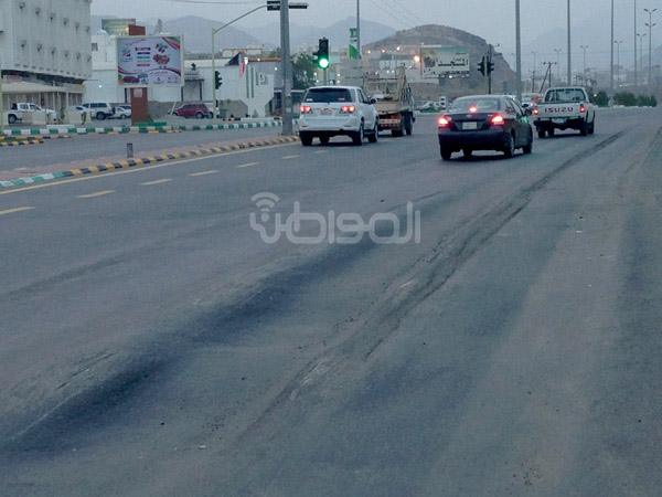 “القبر” يتلف المركبات بجوار إشارة الضرس بمحايل عسير