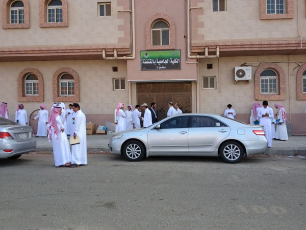 بالصور.. “ضياع المفتاح” يتسبب في إغلاق كلية جامعية بالقنفذة