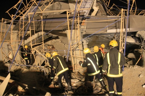 بالصور .. انهيار مبنى تحت الإنشاء في مكة ولا إصابات