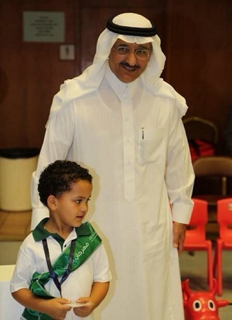 بالصور.. أمير الرياض يرافق حفيده إلى مدرسته!