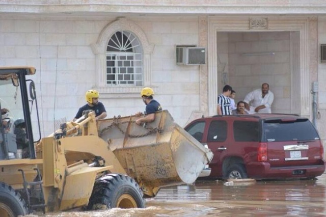 أمطار مكة تصيب 402 سيارة بالعطب وتضرر 66 منزلاً