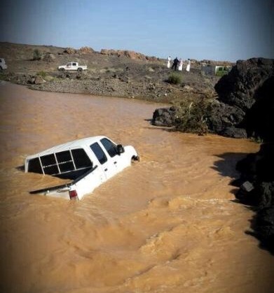 بالصور.. سقوط سيارة مواطن في وادي الغريسة بحائل