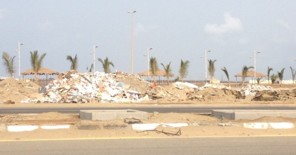 بالفيديو.. بلدية الليث تستخدم النفايات في ردم مشروع بالكورنيش
