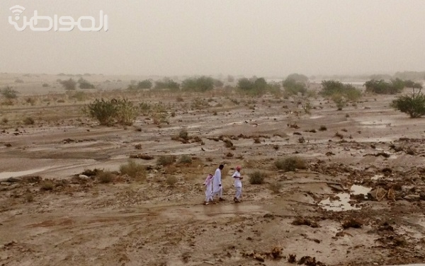 طلاب مدرسة بالليث يلهون في وادي تجري به سيول منقولة