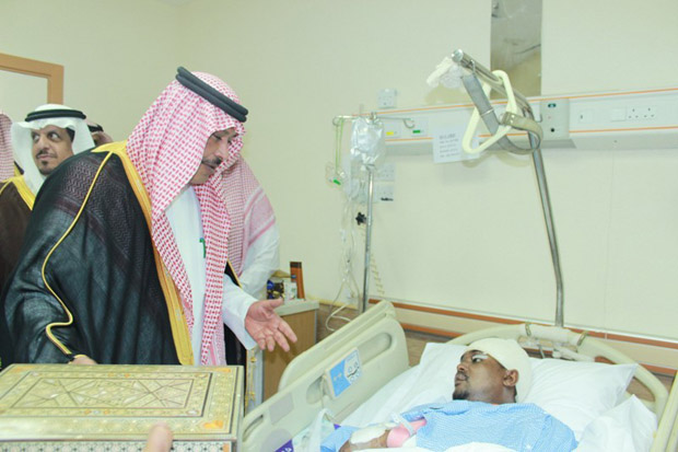 أمير الباحة يطمئن على صحة أستاذ جامعي أصيب في حادث سير