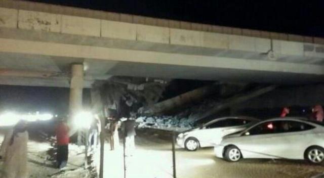 بالفيديو.. سقوط جسر الدمام والوزير الصريصري يباشر في الموقع