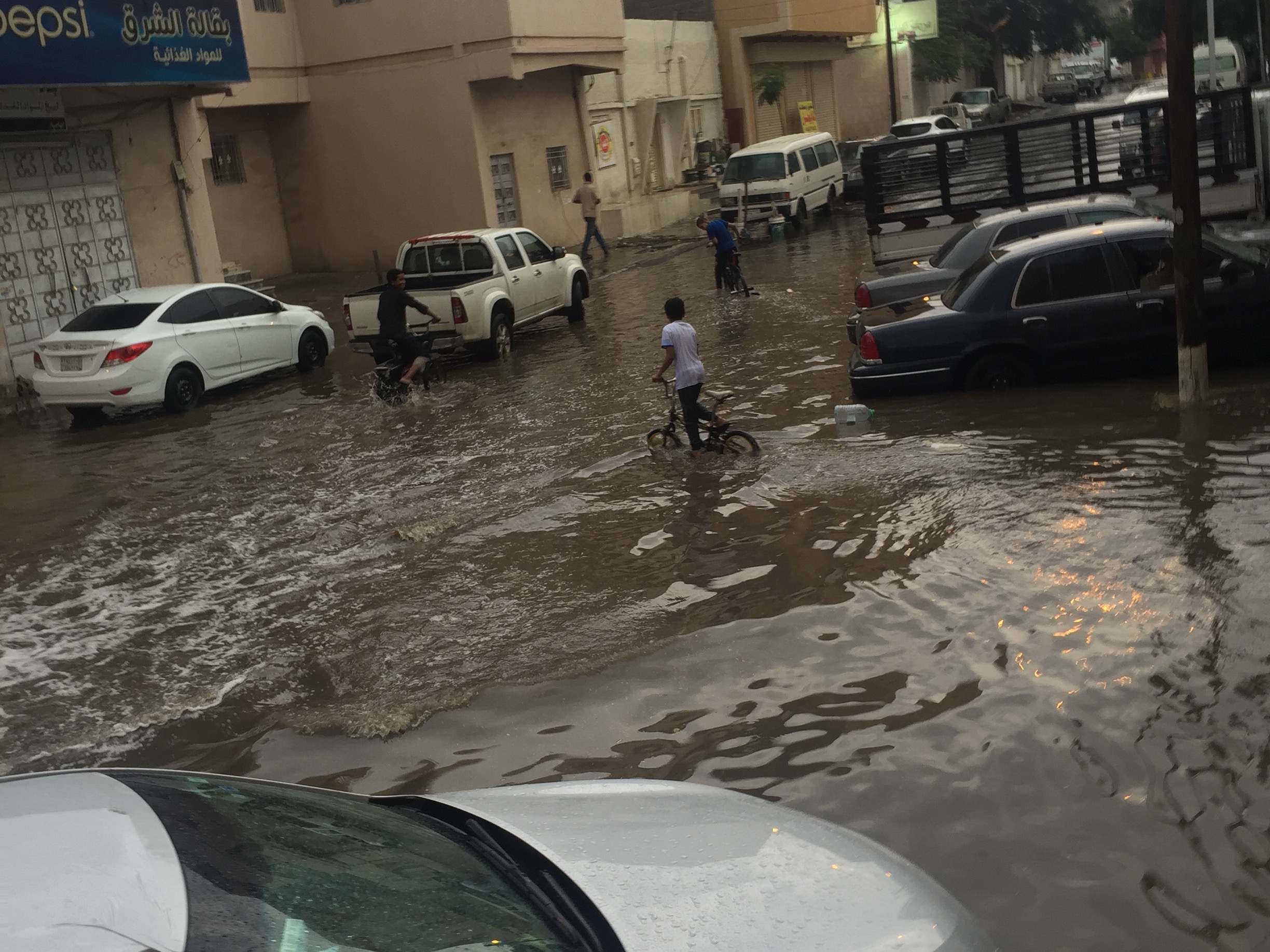 بالصور.. مياه الأمطار تُحاصر السكان في منازلهم بـ”خالدية” خميس مشيط