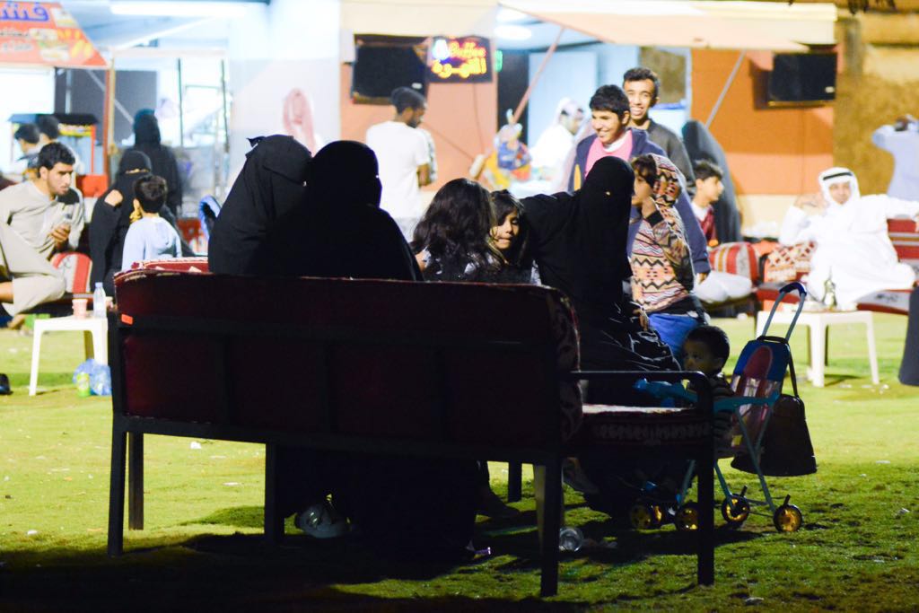 ١٣ شاباً سعودياً يبرزون سياحة عسير في مقهى مفتوح