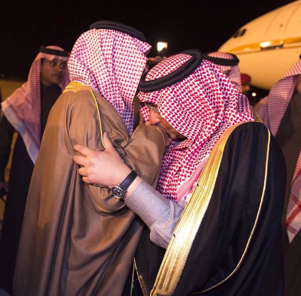 الأكثر تداولاً .. محمد بن نايف يُقبل يد شقيقه أمير الشرقية