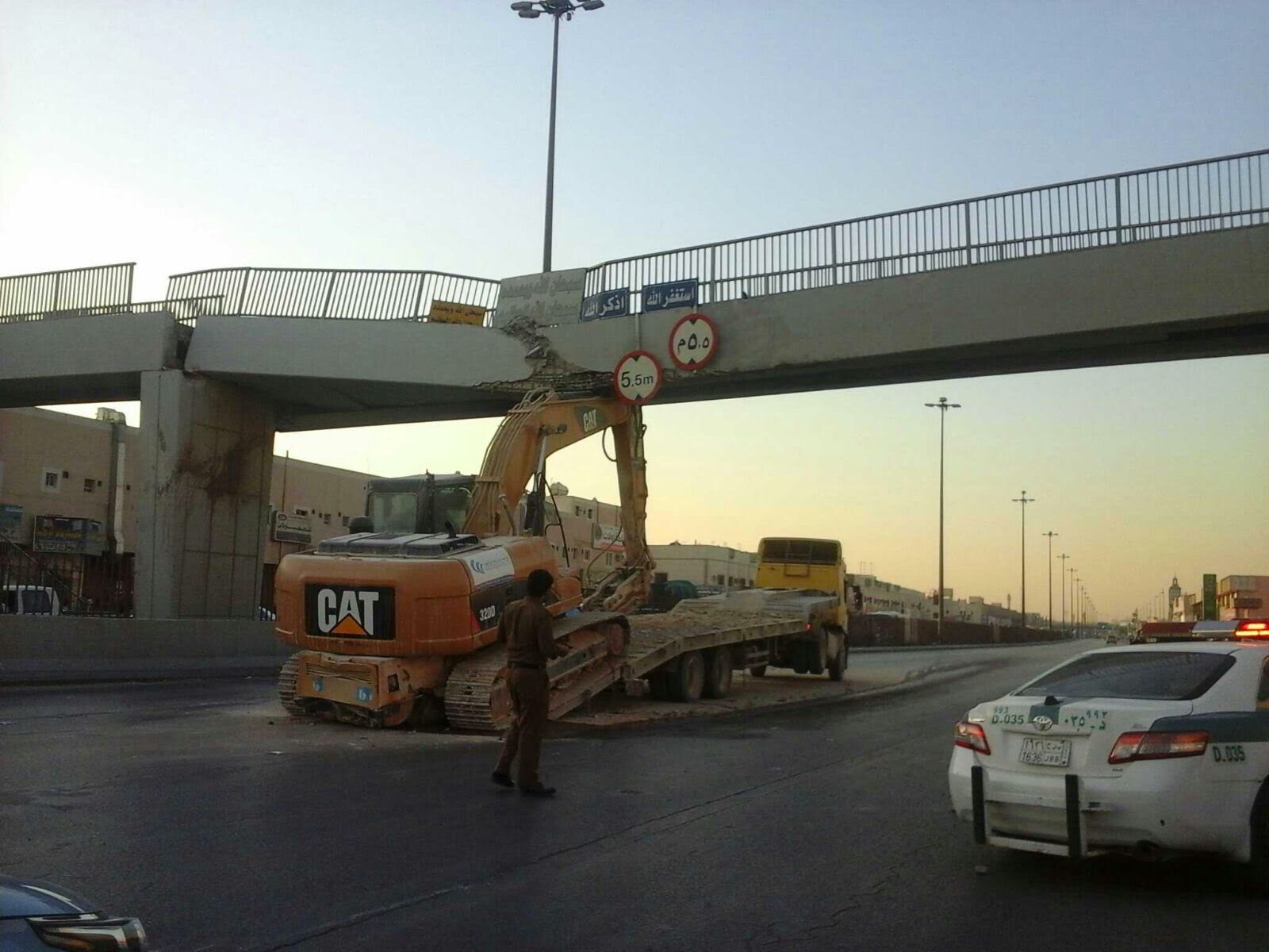 أمانة الرياض توضّح أسباب حادثة جسر المشاة بـ “الحائر”