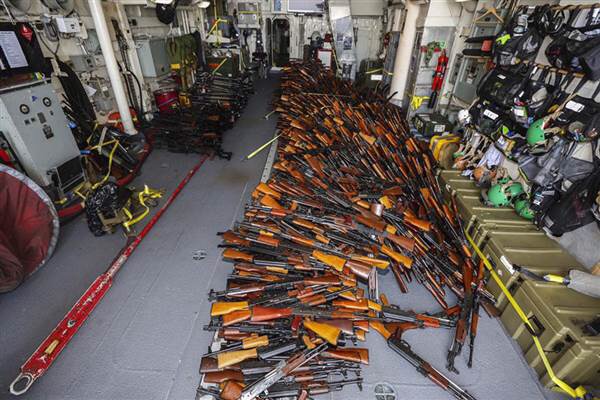 البحرية الأسترالية تحبط تهريب 2000 قطعة سلاح متنوعة من إيران للحوثيين