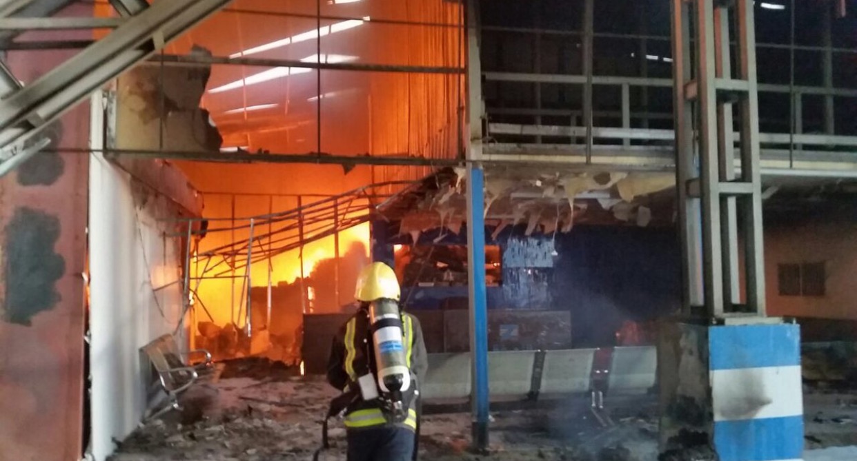 منذ ساعات .. مدني نجران يواصل مكافحة حريق بأحد مستودعات البناء