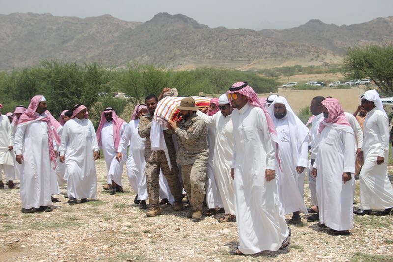 شاهد بالصور .. بارق ” أم الشهداء” تودع الشهيد عامر البارقي