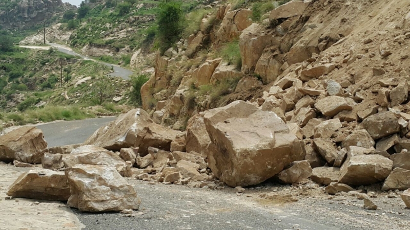 أطفال قرية جبلية في جازان يصارعون الصخور