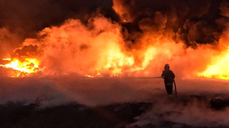 شاهد .. مدني حائل يسيطر على حريق بمجموعة خردة بمساحته ٣٠ الف متر