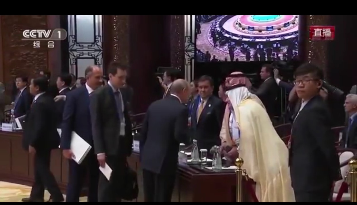 شاهد مقطع فيديو .. بوتين يمازح أعضاء الوفد السعودي في قمة العشرين