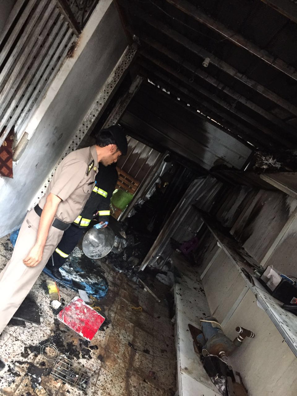 بالصور.. إصابة طفلة يمنية جراء حريق بمستودعٍ في حي الصخيرات بالعلا