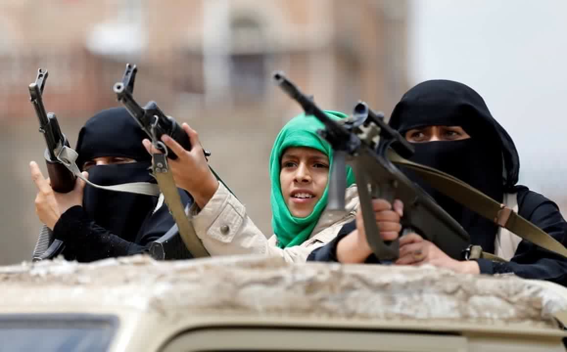 بعد تجنيد الأطفال.. الحوثيّ يفتح مُعسكرات قتال للنساء!