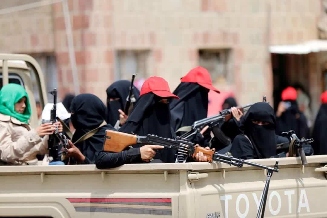 الحوثي يستعبد المجندات ويبتز الأبرياء بهذه الطريقة