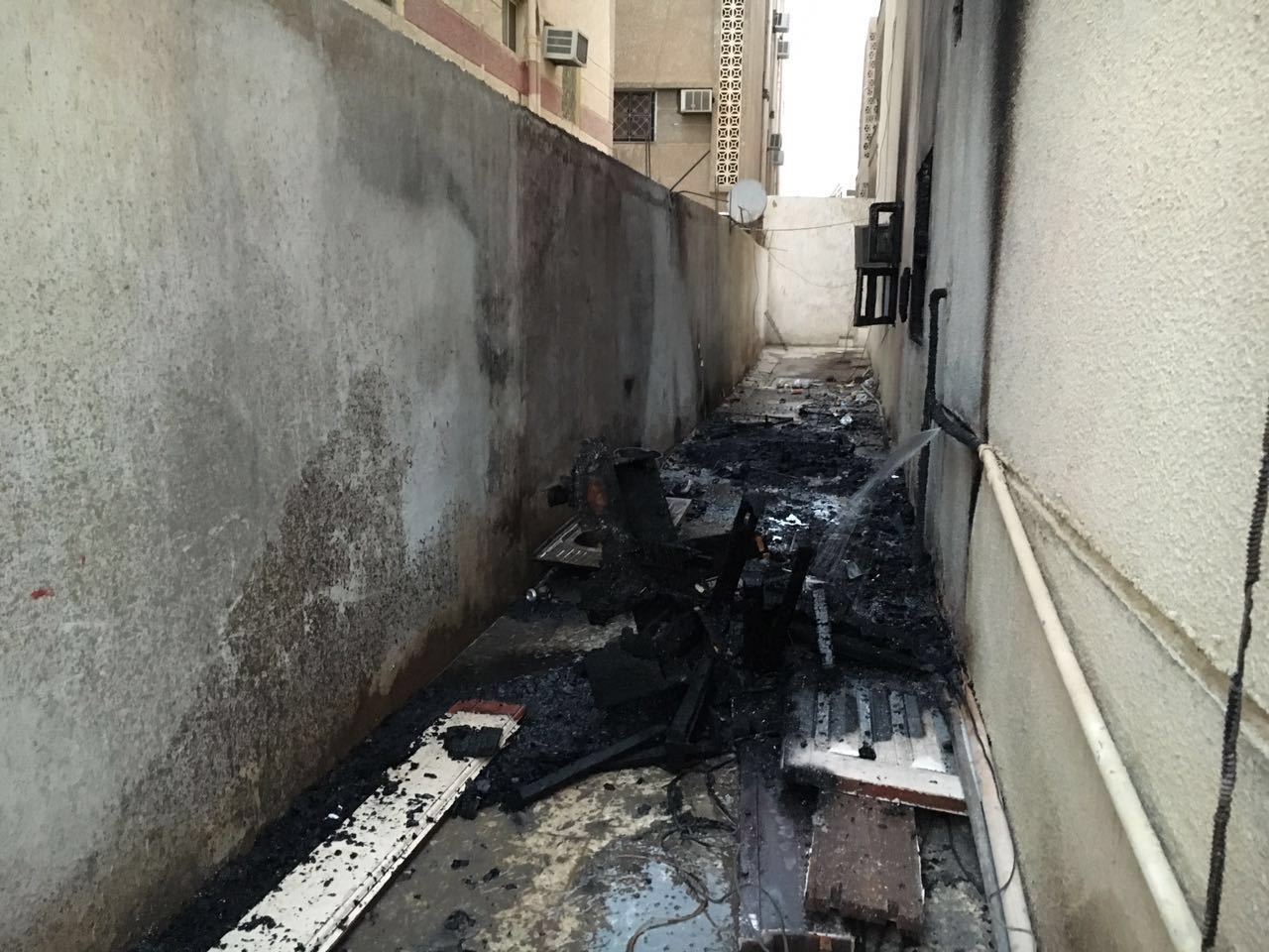 شاهد.. عبث الأطفال يتسبب بحريق مبنى وإصابة شخصين بالمدينة المنورة