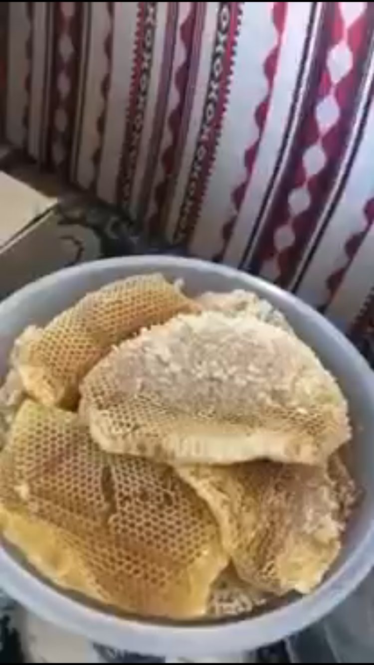 بالفيديو.. مواطن يُوثق بيع العسل المغشوش على الطريق بشقراء