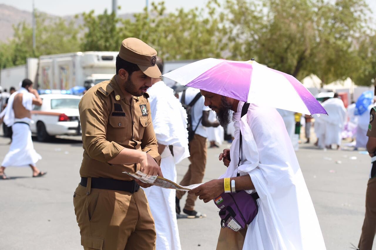 بالصور.. رجال الأمن دليل لإرشاد الحجاج التائهين