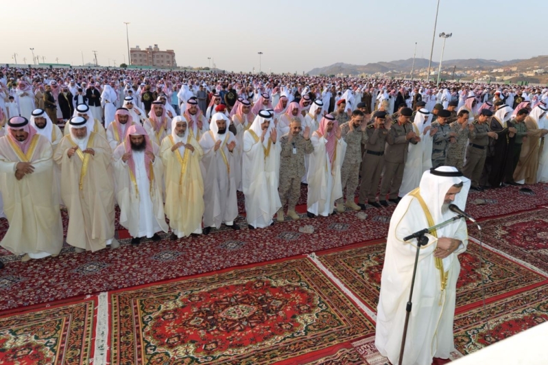 صور امير عسير يتقدم المصلين في صلاه عيد. الأضحى ويستقبل المهنيين 