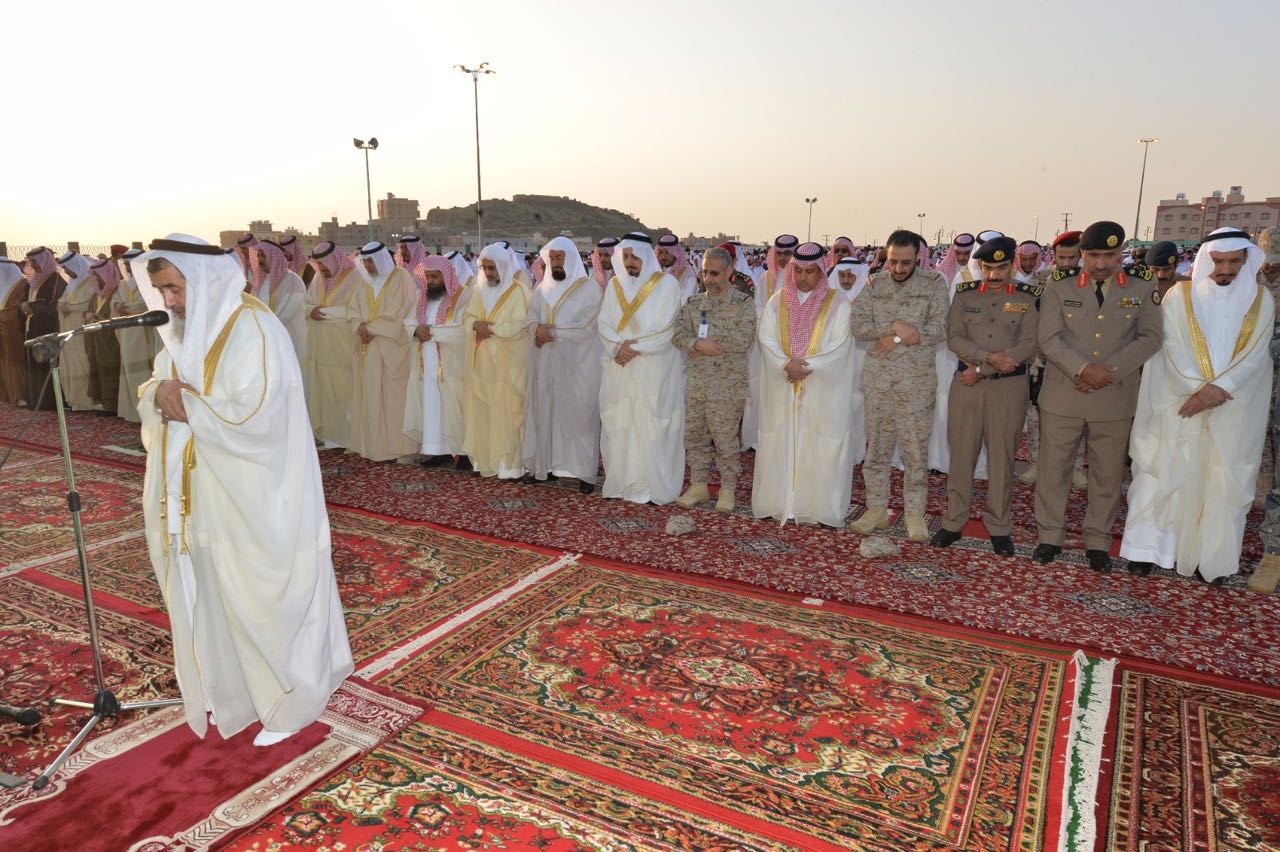 في عسير .. فيصل بن خالد يتقدم المصلين ويستقبل المهنئين