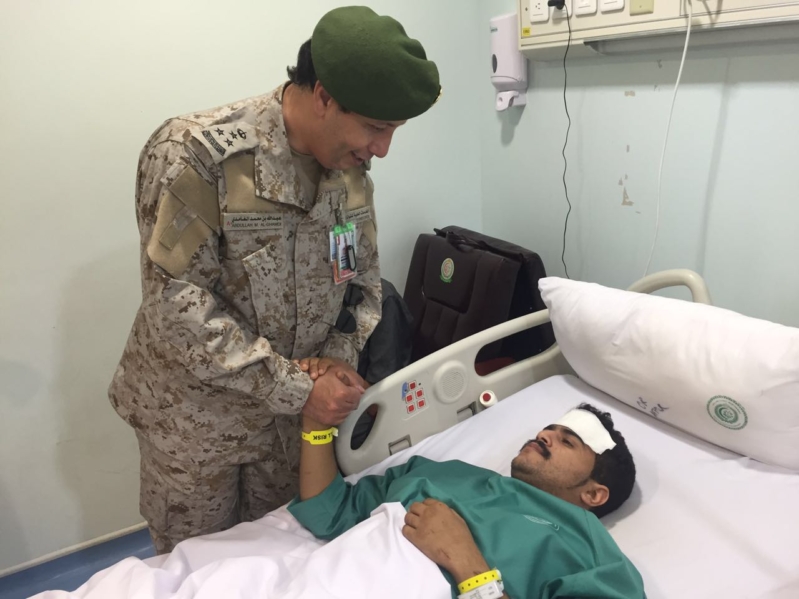 مدير مستشفيات القوات المسلحة بالجنوب يعايد المصابين والمرضى المنومين