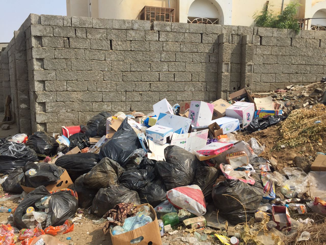 مياه المجاري والقمامة يُحاصران قرية العدايا بصبيا.. والبلدية غائبة