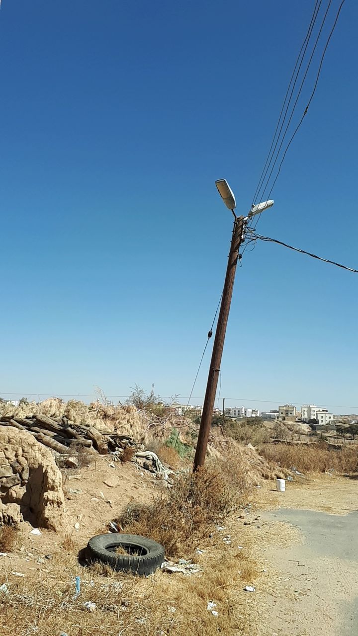 عمود كهرباء من الخشب خطر على سكان بني تميم بأحد رفيدة