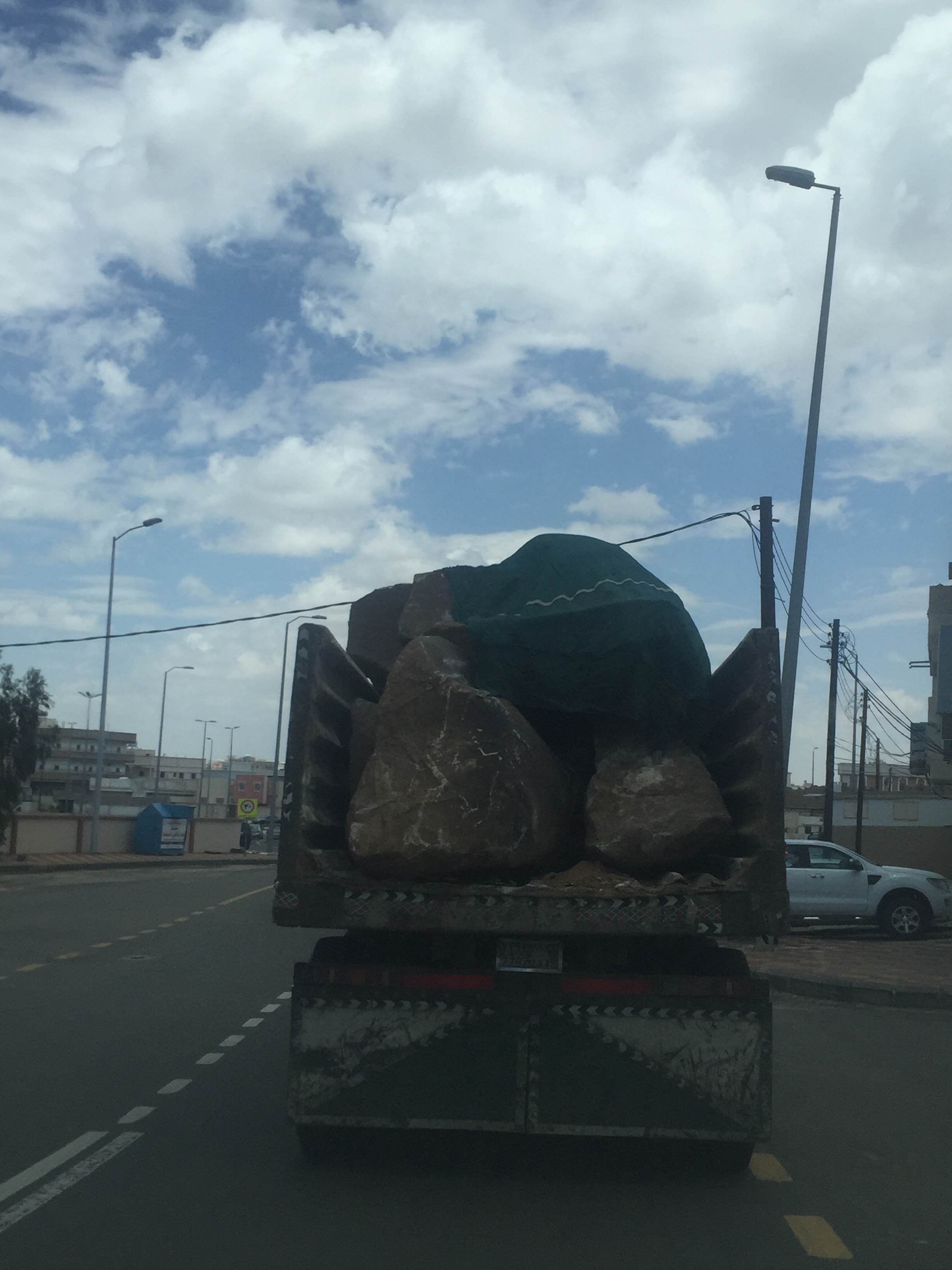بالصور.. شاحنة محملة بالأحجار الضخمة تجوب شوارع أحد رفيدة