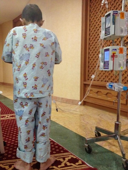 طفل مريض يصلي التراويح بصحبة محاليله في مستشفى