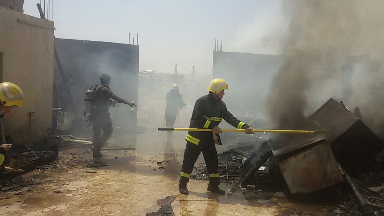 بالصور.. إصابة 3 من رجال الدفاع المدني في حريق سكن عمال بعرعر