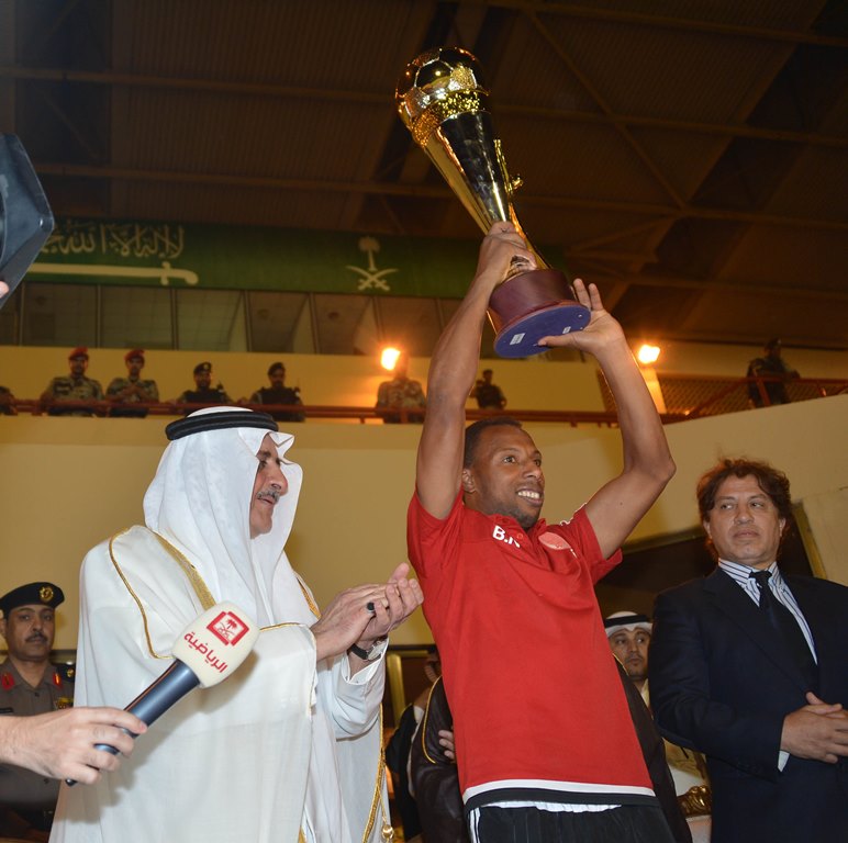 الوداد المغربي يتوّج بكأس دورة تبوك الدولية الأولى لكرة القدم