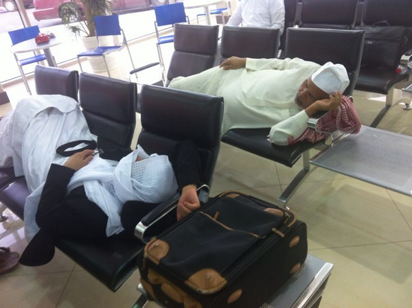 بالصور.. مسافرو مطار الباحة ينتظرون رحلتهم لثماني ساعات