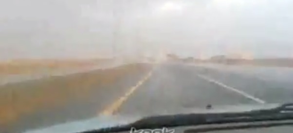 بالفيديو.. الأمطار تعرقل حركة السّير في حفر الباطن