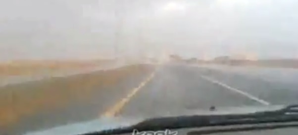 بالفيديو.. الأمطار تعرقل حركة السّير في حفر الباطن