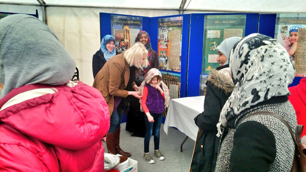 في معرض اكتشف الإسلام.. بريطانية تدرب ابنتها على ارتداء الحجاب
