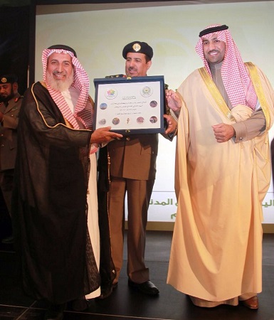 نائب أمير الرياض يكرم نافذة الإعلام لدعمها جهود الدفاع المدني