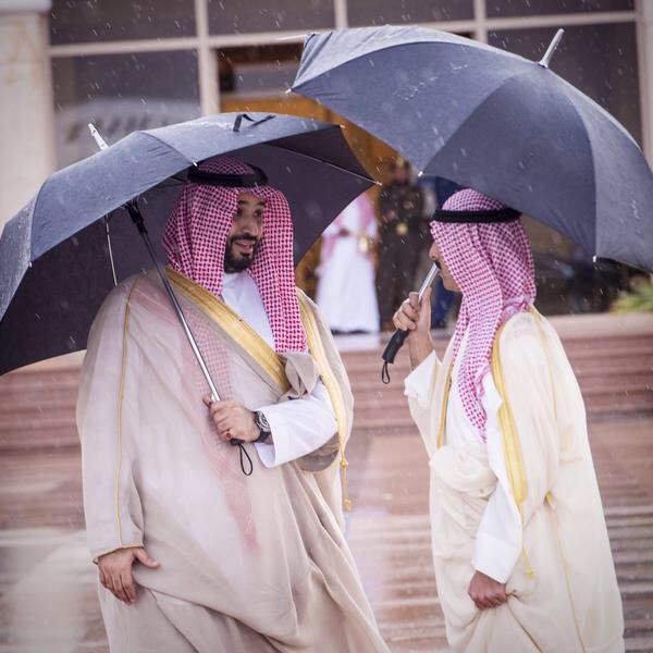 شاهد .. محمد بن سلمان تحت زخات المطر بقاعدة الرياض الجوية