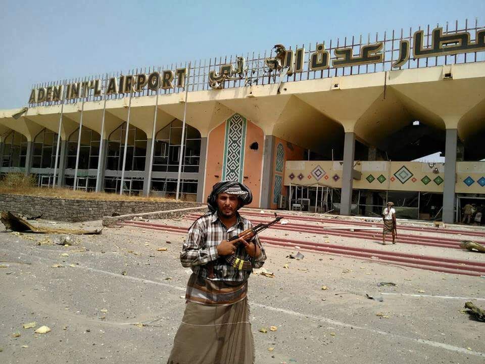 القوات اليمنية الموالية لهادي تسيطر على مدخل عدن الغربي