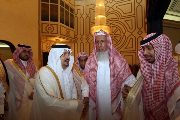 بالصور.. أمير الرياض يعايد العلماء في منازلهم
