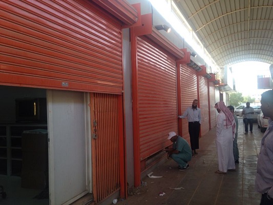 أمانة الرياض تغلق 28 منشأة وتستبعد 99 عاملاً مخالفاً