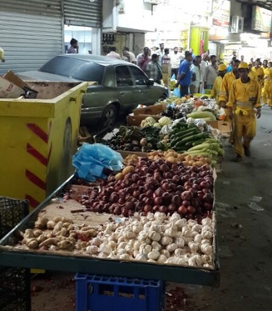 الإطاحة بـ 45 عاملاً مخالفاً يمارسون البيع العشوائي في المرقب وثليم