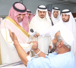 أمير الرياض يزور المنومين في مدينة الملك سعود الطبية