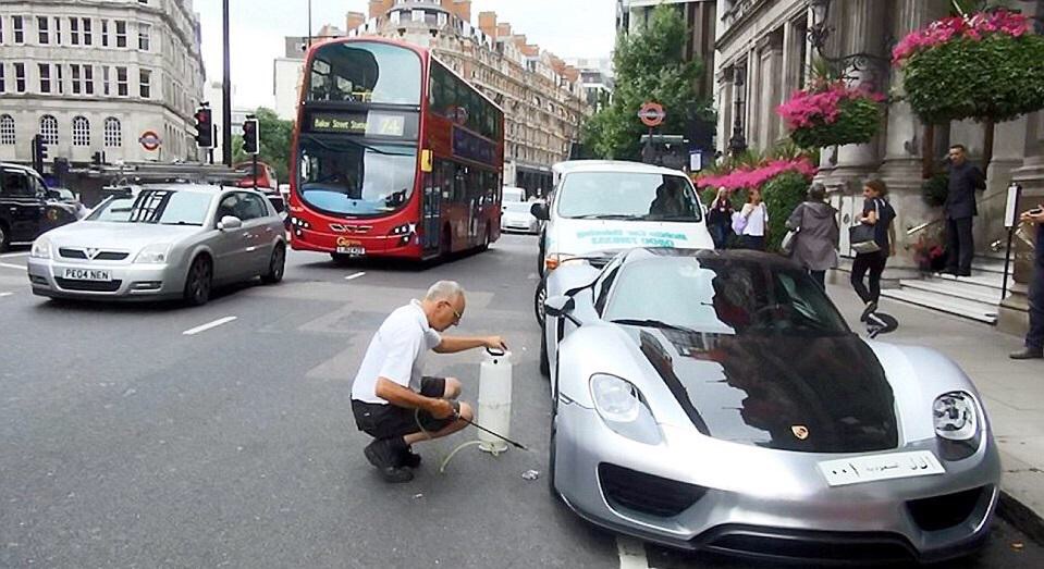 سعودي يُعطل السير في لندن من أجل “تنظيف سيارته”