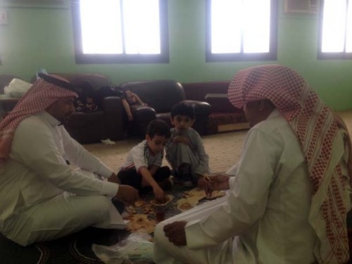 بالصورة.. طالبان يتناولان الفطور برفقة معلمين